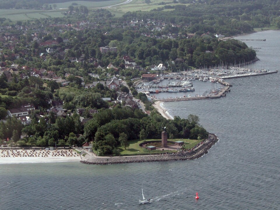 Umzug von Heikendorf nach Zypern per Container: Stadtansicht Heikendorf – Foto: Klaas Ole Kürtz (Drbashir117), CC BY-SA 2.5, via Wikimedia Commons Umzug von Heikendorf nach Zypern per Container: Stadtansicht Heikendorf