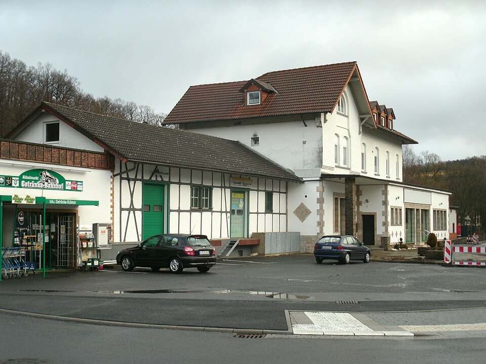 Umzug von Hellenthal nach Zypern per Container: Bahnhof Hellenthal – Foto: Busbahnhof, CC BY-SA 3.0, via Wikimedia Commons Umzug von Hellenthal nach Zypern per Container: Bahnhof Hellenthal