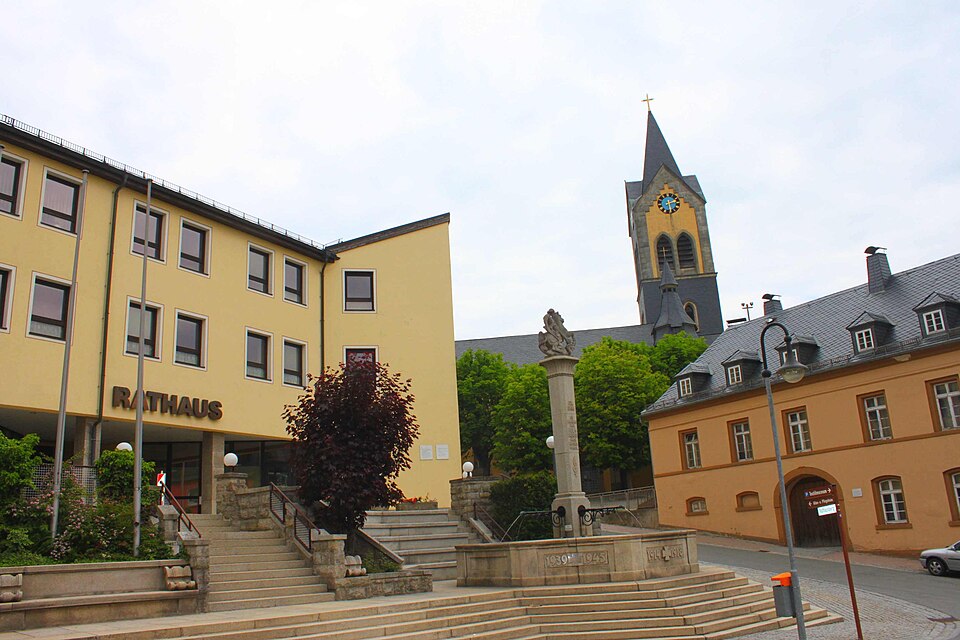Umzug von Helmbrechts nach Zypern per Container: Helmbrechts Rathaus Kirche – Foto: Benreis, CC BY-SA 3.0, via Wikimedia Commons Umzug von Helmbrechts nach Zypern per Container: Helmbrechts Rathaus Kirche