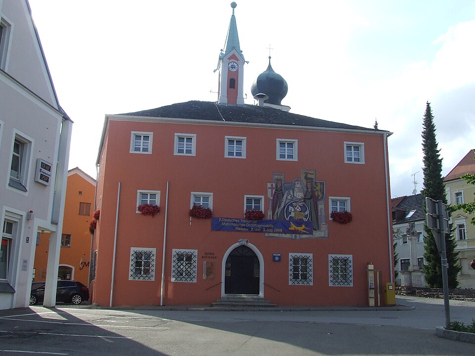Umzug von Hemau nach Zypern per Container: Hemau Oberpfalz, altes Rathaus – Foto: DALIBRI, CC BY-SA 3.0, via Wikimedia Commons Umzug von Hemau nach Zypern per Container: Hemau Oberpfalz, altes Rathaus