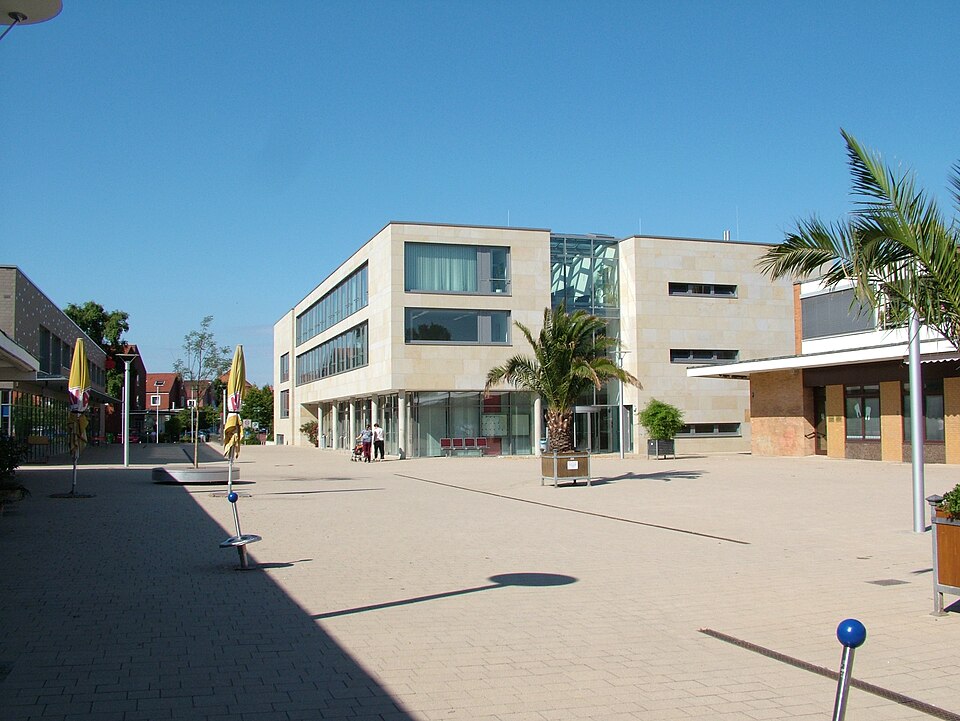 Umzug von Hemmingen (Niedersachsen) nach Zypern per Container: Hemmingen Niedersachsen Rathaus in Hemmingen (Niedersachsen) – Foto: Wikimedia-Autor, CC BY-SA 3.0, via Wikimedia Commons Umzug von Hemmingen (Niedersachsen) nach Zypern per Container: Hemmingen Niedersachsen Rathaus in Hemmingen (Niedersachsen)