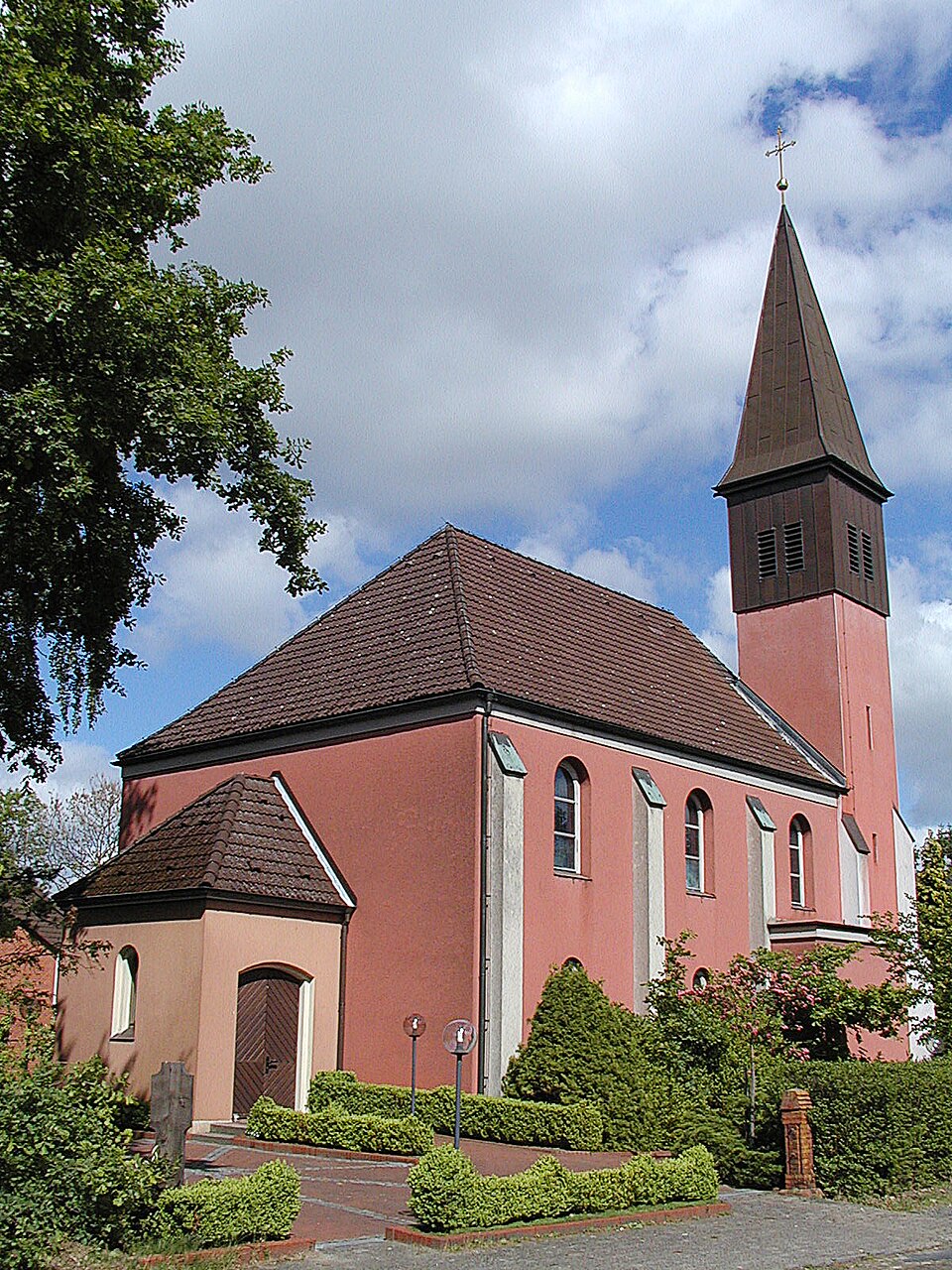 Umzug von Hemmoor nach Zypern per Container: Hemmoor -Kirche Sankt Ansgar- by-RaBoe – Foto: Ra Boe, CC BY-SA 2.5, via Wikimedia Commons Umzug von Hemmoor nach Zypern per Container: Hemmoor -Kirche Sankt Ansgar- by-RaBoe