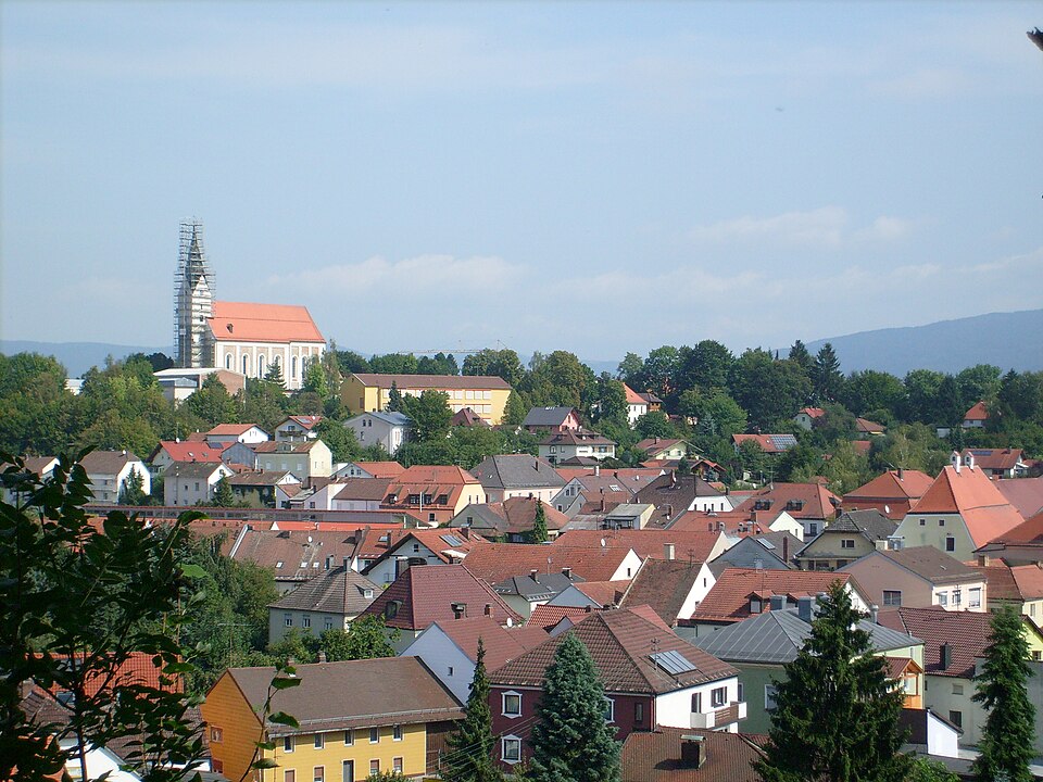 Umzug von Hengersberg nach Zypern per Container: Blick auf Hengersberg – Foto: SimonHGBG, CC BY-SA 3.0, via Wikimedia Commons Umzug von Hengersberg nach Zypern per Container: Blick auf Hengersberg