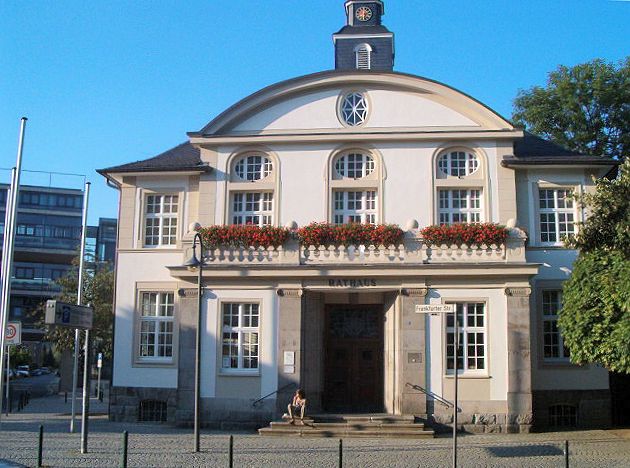 Umzug von Hennef (Sieg) nach Zypern per Container: Rathaus hennef in Hennef (Sieg) – Foto: Marcus Bentfeld (Bent), CC BY-SA 3.0, via Wikimedia Commons Umzug von Hennef (Sieg) nach Zypern per Container: Rathaus hennef in Hennef (Sieg)