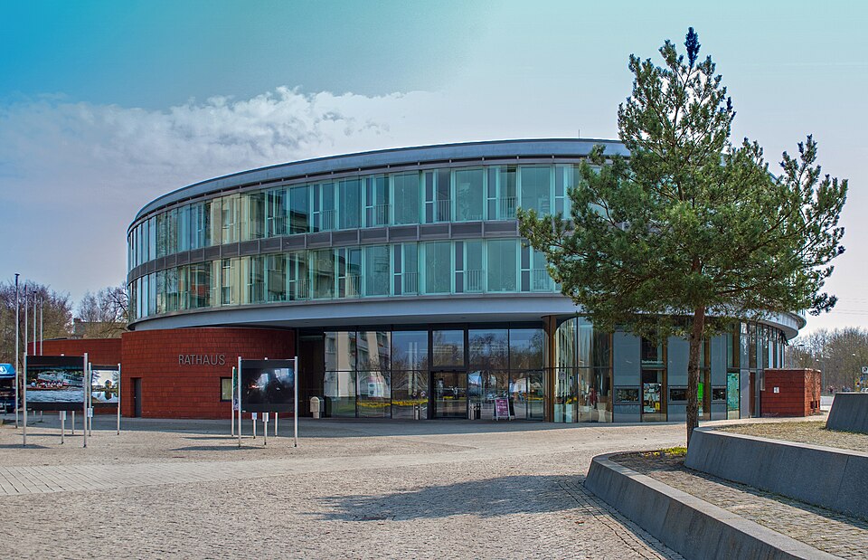 Umzug von Hennigsdorf nach Zypern per Container: Neues Rathaus, Hennigsdorf – Foto: Florian Koppe, CC BY-SA 3.0, via Wikimedia Commons Umzug von Hennigsdorf nach Zypern per Container: Neues Rathaus, Hennigsdorf
