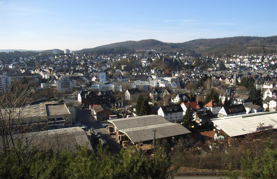 Umzug von Herborn nach Zypern per Container: Herborn Blick auf die Stadt – Foto: Wikimedia-Autor, CC BY-SA 3.0, via Wikimedia Commons Umzug von Herborn nach Zypern per Container: Herborn Blick auf die Stadt