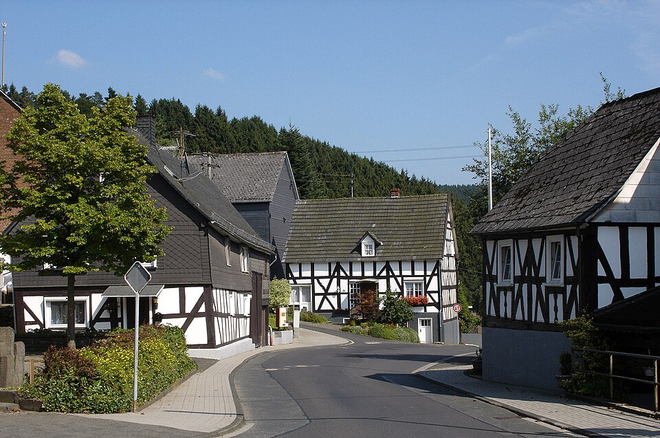 Umzug von Herdorf nach Zypern per Container: Herdorf Dermbach – Foto: Bob Ionescu, Attribution, via Wikimedia Commons Umzug von Herdorf nach Zypern per Container: Herdorf Dermbach
