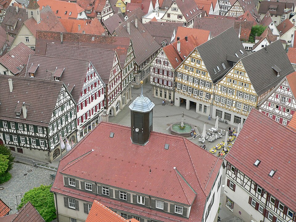 Umzug von Herrenberg nach Zypern per Container: Herrenberg Marktplatz – Foto: JuergenG, CC BY-SA 3.0, via Wikimedia Commons Umzug von Herrenberg nach Zypern per Container: Herrenberg Marktplatz
