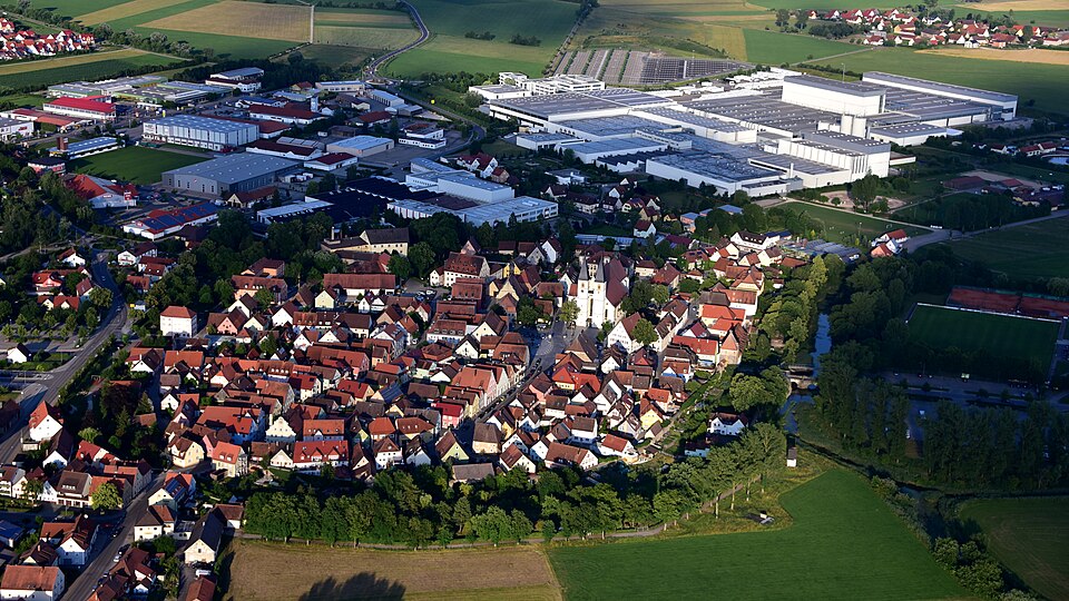 Umzug von Herrieden nach Zypern per Container: Stadtansicht Herrieden – Foto: Wolkenkratzer, CC BY-SA 4.0, via Wikimedia Commons Umzug von Herrieden nach Zypern per Container: Stadtansicht Herrieden