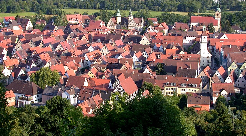 Umzug von Hersbruck nach Zypern per Container: Hersbrucker Altstadt vom Michelsberg – Foto: Wikimedia-Autor, CC BY-SA 3.0, via Wikimedia Commons Umzug von Hersbruck nach Zypern per Container: Hersbrucker Altstadt vom Michelsberg