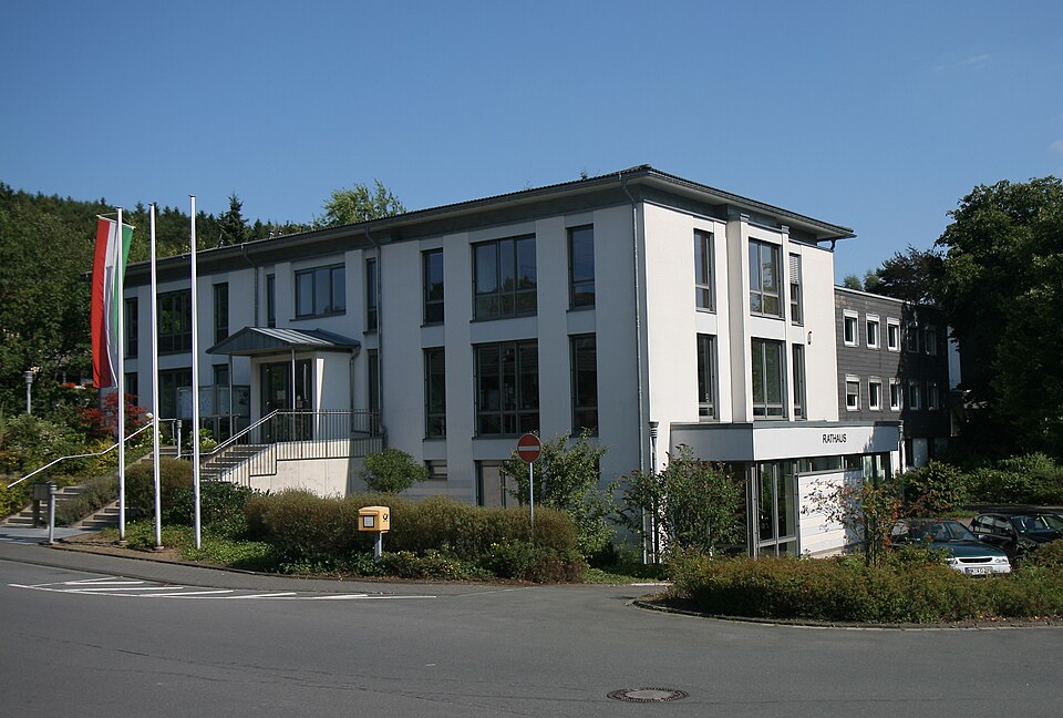Umzug von Herscheid nach Zypern per Container: Herscheid Bubo – Foto: Bubo, CC BY-SA 3.0, via Wikimedia Commons Umzug von Herscheid nach Zypern per Container: Herscheid Bubo