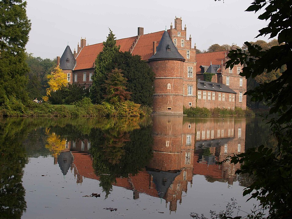 Umzug von Herten nach Zypern per Container: Germany Herten Castle – Foto: Arnold Paul, CC BY-SA 3.0, via Wikimedia Commons Umzug von Herten nach Zypern per Container: Germany Herten Castle