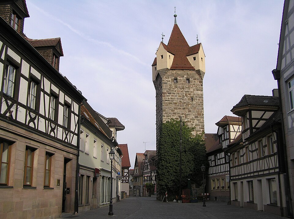 Umzug von Herzogenaurach nach Zypern per Container: Herzogenaurach Hauptstraße Fehnturm – Foto: Tilman AB, Public domain, via Wikimedia Commons Umzug von Herzogenaurach nach Zypern per Container: Herzogenaurach Hauptstraße Fehnturm