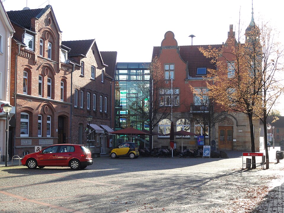 Umzug von Hessisch Oldendorf nach Zypern per Container: Marktplatz mit Rathaus in Hessisch Oldendorf – Foto: Fubb-a84, CC BY-SA 3.0, via Wikimedia Commons Umzug von Hessisch Oldendorf nach Zypern per Container: Marktplatz mit Rathaus in Hessisch Oldendorf