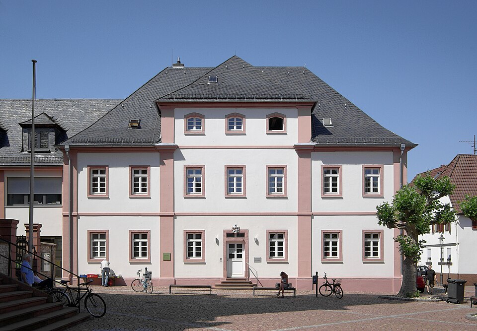 Umzug von Heusenstamm nach Zypern per Palette: Heusenstamm BW – Foto: Berthold Werner, CC BY-SA 3.0, via Wikimedia Commons Umzug von Heusenstamm nach Zypern per Palette: Heusenstamm BW