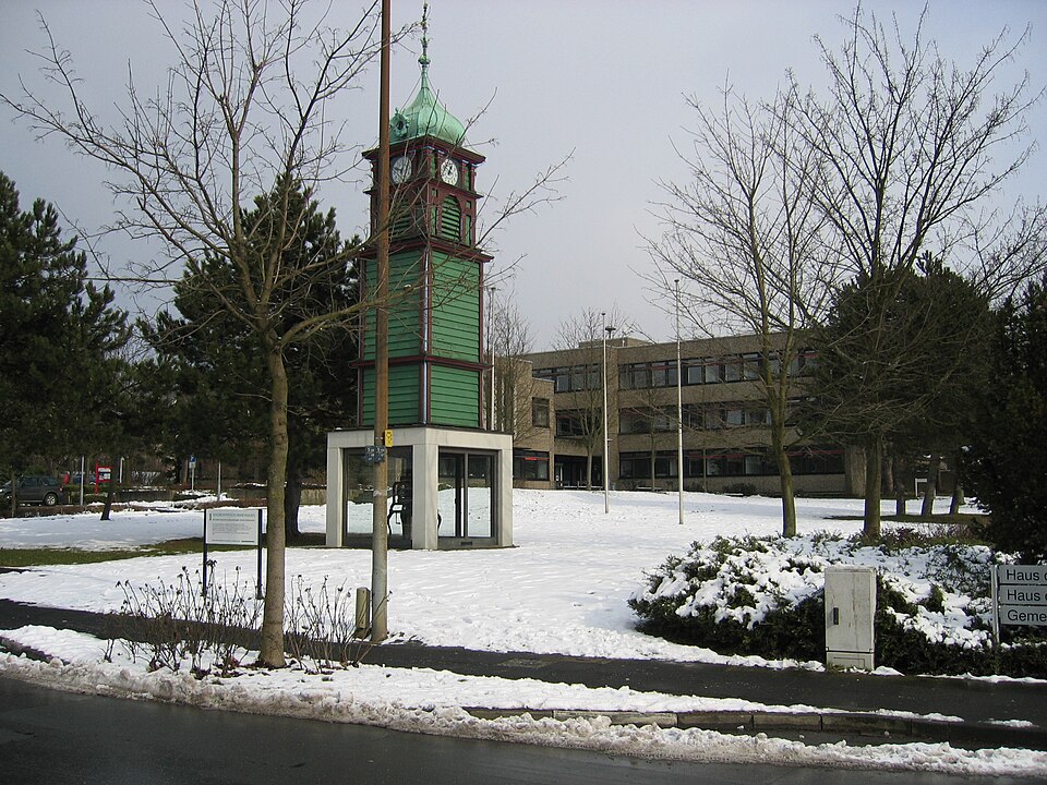 Umzug von Hiddenhausen nach Zypern per Container: Hiddenhausener Rathaus – Foto: Christoph F. Siekermann, CC BY-SA 3.0, via Wikimedia Commons Umzug von Hiddenhausen nach Zypern per Container: Hiddenhausener Rathaus