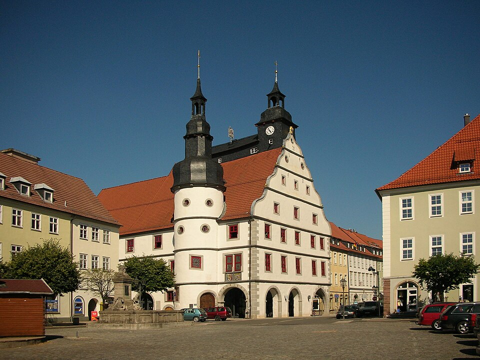 Umzug von Hildburghausen nach Zypern per Container: Hildburghausen Historisches Rathaus – Foto: Bernd Hutschenreuther, CC BY-SA 3.0, via Wikimedia Commons Umzug von Hildburghausen nach Zypern per Container: Hildburghausen Historisches Rathaus