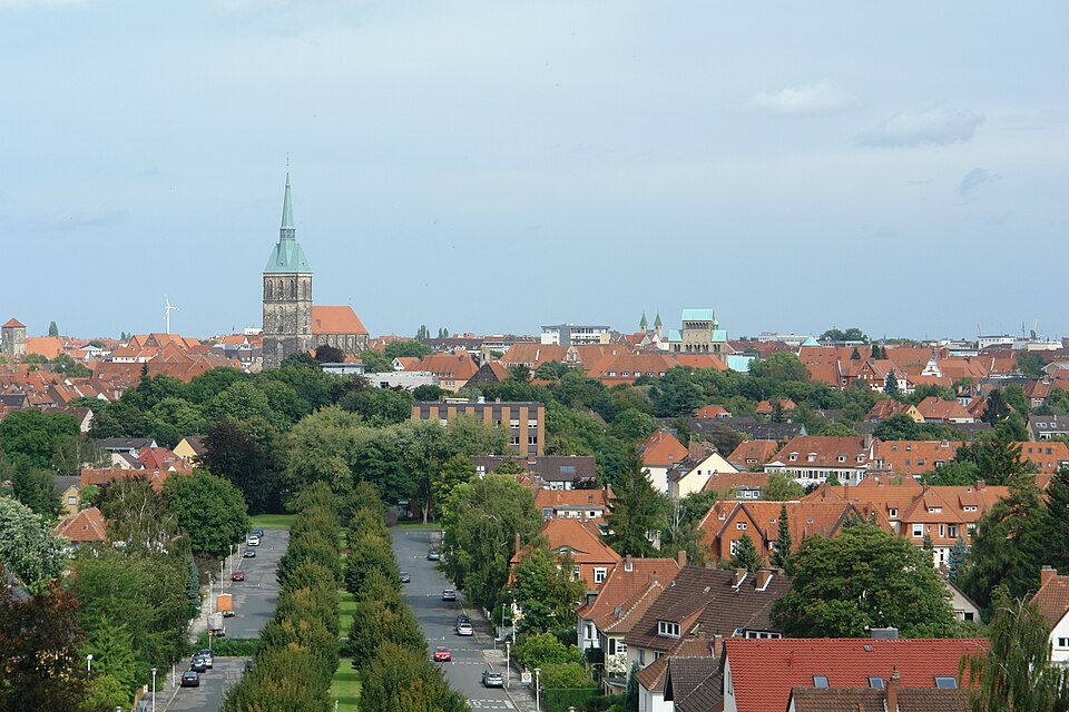 Umzug von Hildesheim nach Zypern per Container: Blick vom Berghözchen in Hildesheim – Foto: Luchs3333, CC BY-SA 3.0, via Wikimedia Commons Umzug von Hildesheim nach Zypern per Container: Blick vom Berghözchen in Hildesheim