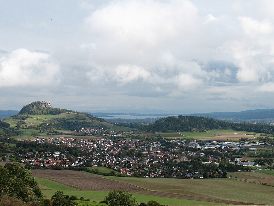 Umzug von Hilzingen nach Zypern per Container: Stadtansicht Hilzingen – Foto: Kauk0r, Public domain, via Wikimedia Commons Umzug von Hilzingen nach Zypern per Container: Stadtansicht Hilzingen