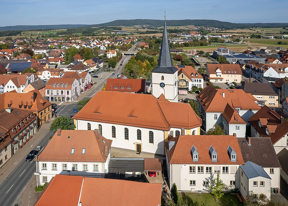 Umzug von Hirschaid nach Zypern per Container: Hirschaid Kirche Luftbild- -RM