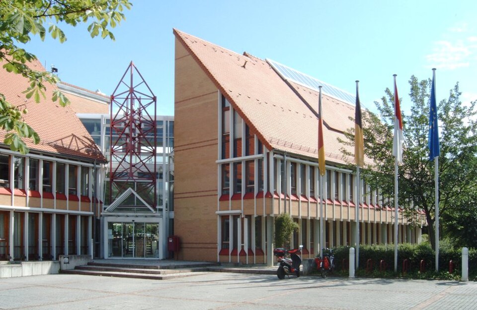 Umzug von Hirschberg an der Bergstraße nach Zypern per Container: Hirschberg Rathaus in Hirschberg an der Bergstraße – Foto: Frank, CC BY-SA 2.5, via Wikimedia Commons Umzug von Hirschberg an der Bergstraße nach Zypern per Container: Hirschberg Rathaus in Hirschberg an der Bergstraße