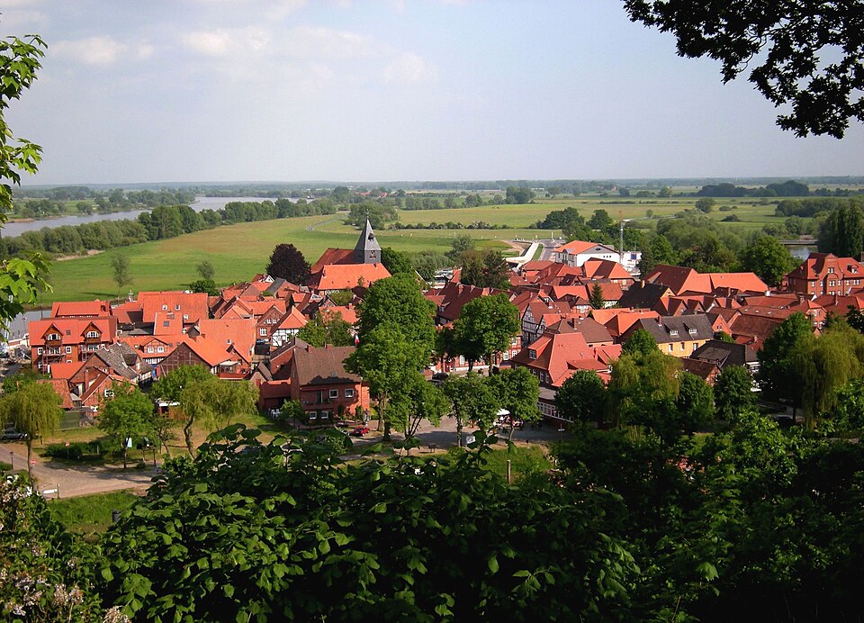 Umzug von Hitzacker nach Zypern per Container: Hitzacker- Altstadt und Elbaue vom – Foto: Franzfoto, CC BY-SA 3.0, via Wikimedia Commons Umzug von Hitzacker nach Zypern per Container: Hitzacker- Altstadt und Elbaue vom