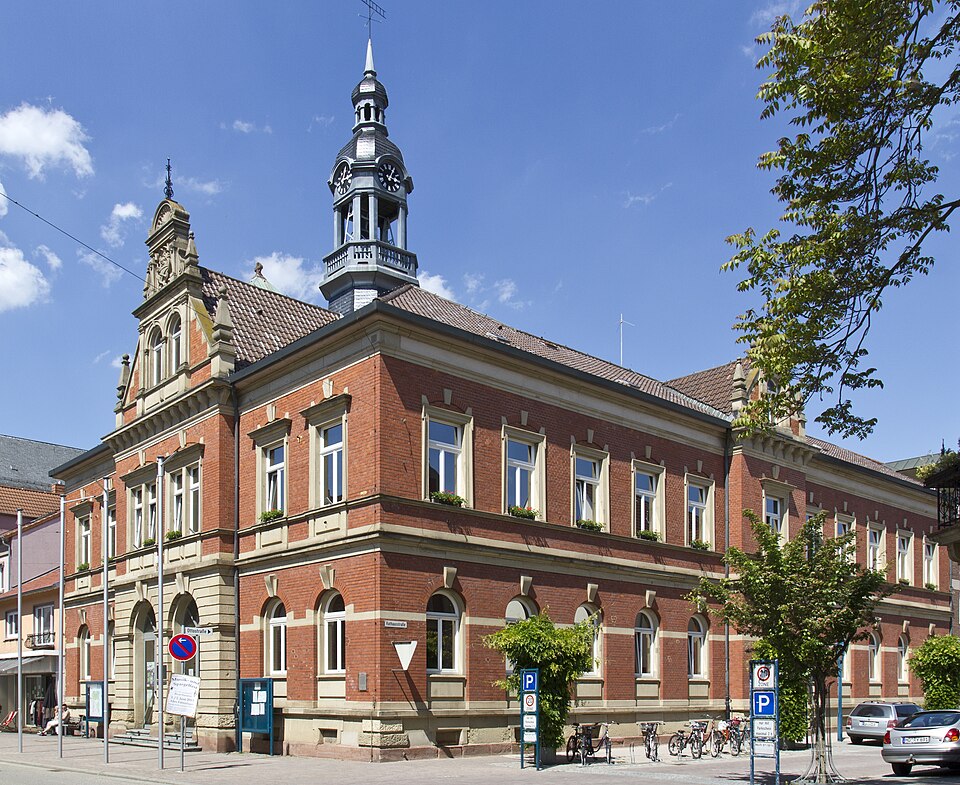 Umzug von Hockenheim nach Zypern per Container: Hockenheim Rathaus – Foto: Rudolf Stricker, Attribution, via Wikimedia Commons Umzug von Hockenheim nach Zypern per Container: Hockenheim Rathaus