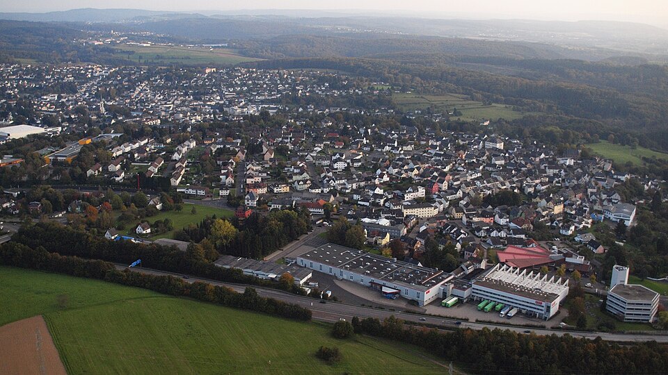 Umzug von Höhr-Grenzhausen nach Zypern per Container: Höhr-Grenzhausen, Luftaufnahme – Foto: Wolkenkratzer, CC BY-SA 4.0, via Wikimedia Commons Umzug von Höhr-Grenzhausen nach Zypern per Container: Höhr-Grenzhausen, Luftaufnahme