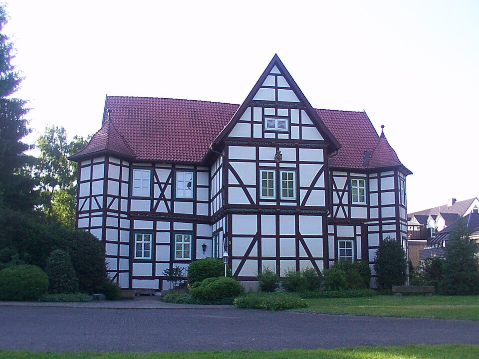 Umzug von Hövelhof nach Zypern per Container: Hoevelhof ehem.fuerstb.Jagdschloss in Hövelhof – Foto: ludger1961, CC BY-SA 3.0, via Wikimedia Commons Umzug von Hövelhof nach Zypern per Container: Hoevelhof ehem.fuerstb.Jagdschloss in Hövelhof