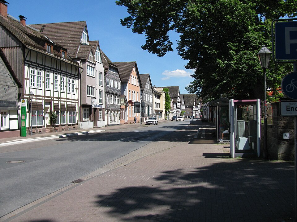 Umzug von Höxter nach Zypern per Container: Bushaltestelle Stadthaus, Höxter, Landkreis Höxter