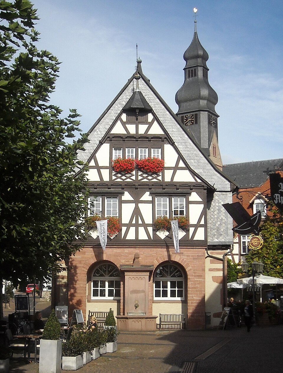 Umzug von Hofheim am Taunus nach Zypern per Container: Hofheim Altes Rathaus in Hofheim am Taunus – Foto: Rudolf Stricker, Attribution, via Wikimedia Commons Umzug von Hofheim am Taunus nach Zypern per Container: Hofheim Altes Rathaus in Hofheim am Taunus