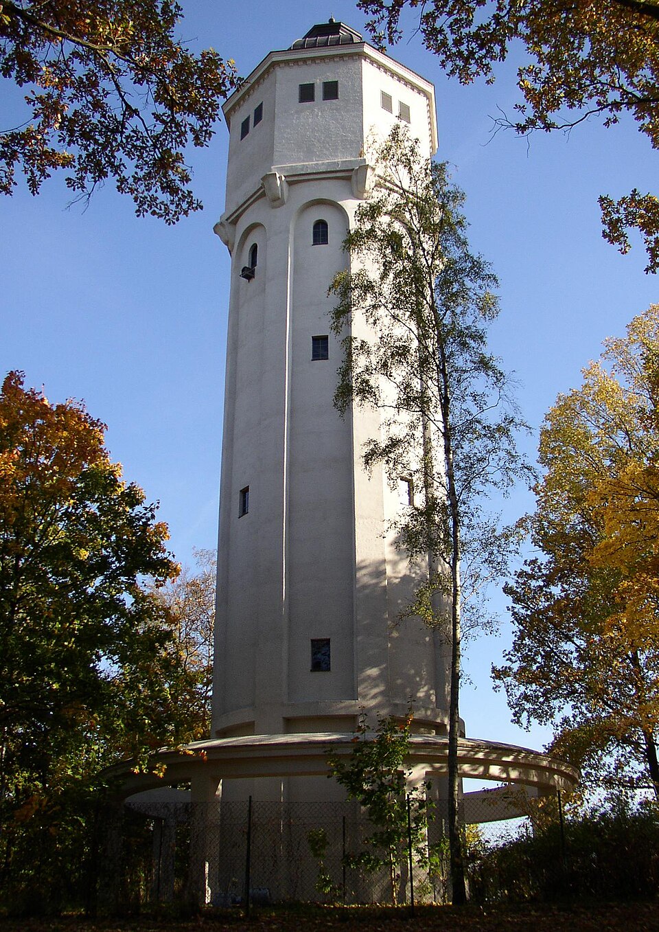 Umzug von Hohen Neuendorf nach Zypern per Container: Hohen Neuendorf water tower – Foto: Doris Antony, Berlin, CC BY-SA 3.0, via Wikimedia Commons Umzug von Hohen Neuendorf nach Zypern per Container: Hohen Neuendorf water tower