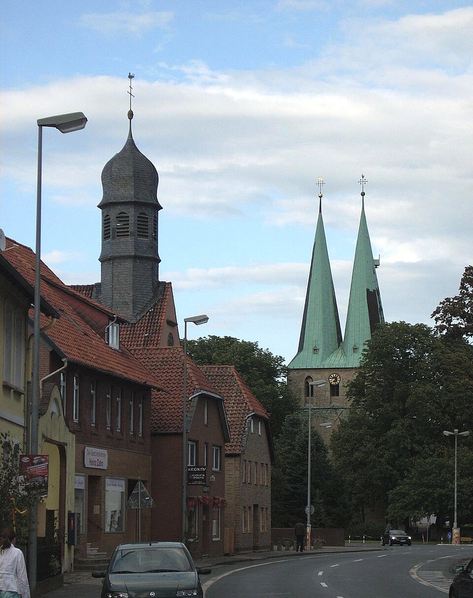 Umzug von Hohenhameln nach Zypern per Container: Stadtansicht Hohenhameln – Foto: Rabanus Flavus, Public domain, via Wikimedia Commons Umzug von Hohenhameln nach Zypern per Container: Stadtansicht Hohenhameln