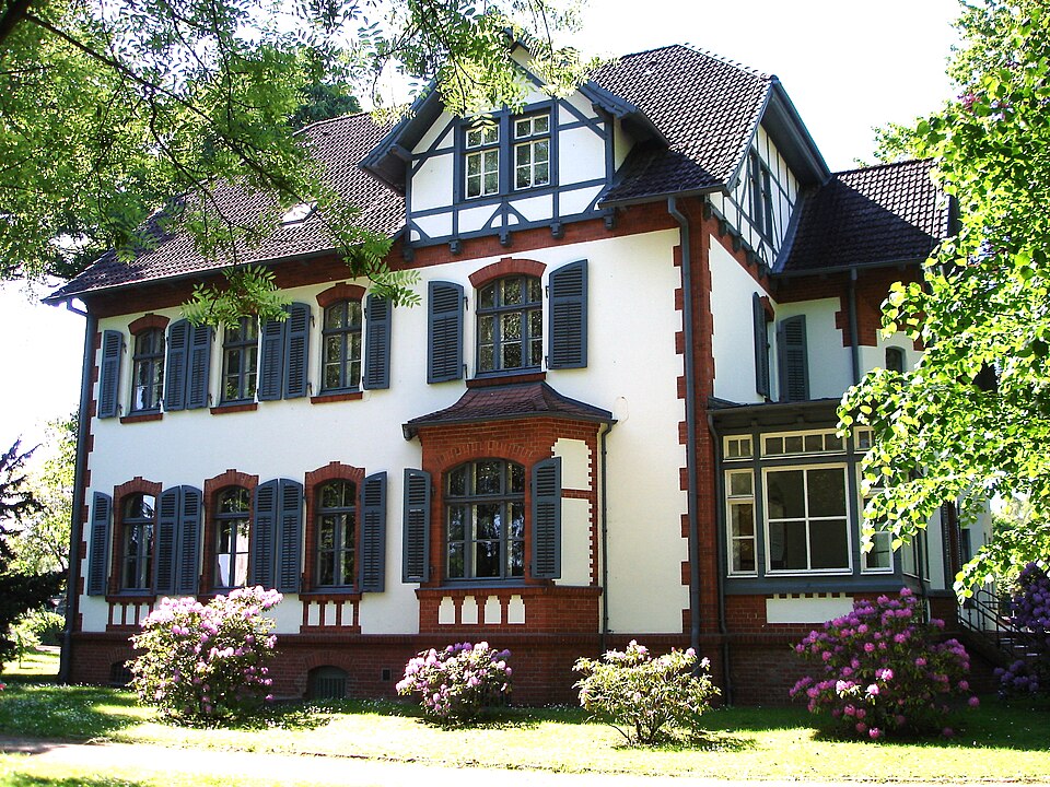 Umzug von Hohenlockstedt nach Zypern per Container: Hohenlockstedt, Germany, Kommandantenhaus, heute Rathaus – Foto: user:Nightflyer, CC BY-SA 3.0, via Wikimedia Commons Umzug von Hohenlockstedt nach Zypern per Container: Hohenlockstedt, Germany, Kommandantenhaus, heute Rathaus