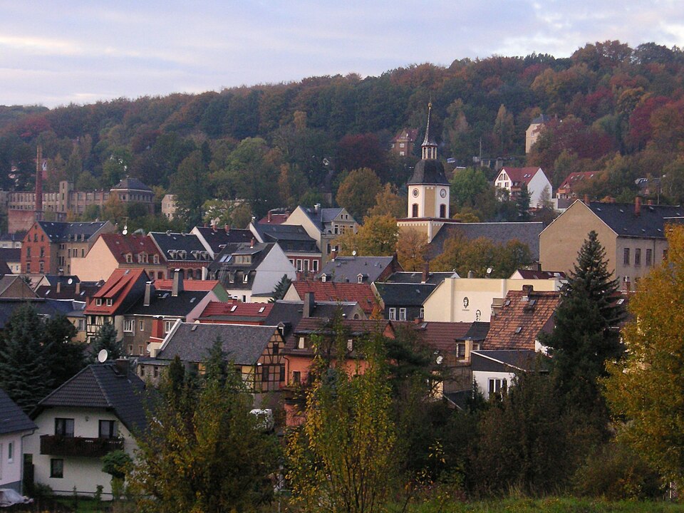 Umzug von Hohenstein-Ernstthal nach Zypern per Container: Blick auf Hohenstein-Ernstthal – Foto: Tkarcher, Public domain, via Wikimedia Commons Umzug von Hohenstein-Ernstthal nach Zypern per Container: Blick auf Hohenstein-Ernstthal