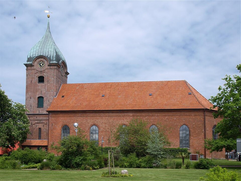 Umzug von Hohenwestedt nach Zypern per Container: Hohenwestedt Kirche – Foto: Uwe Barghaan, CC BY 3.0, via Wikimedia Commons Umzug von Hohenwestedt nach Zypern per Container: Hohenwestedt Kirche