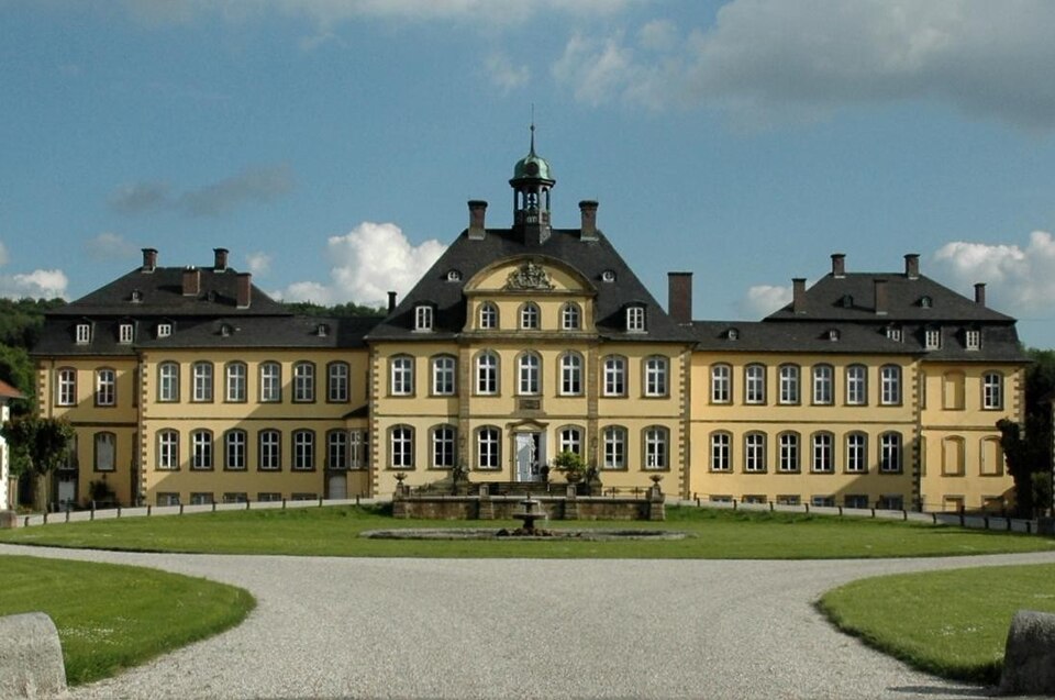 Umzug von Holle nach Zypern per Container: Schloss Soeder in Holle – Foto: Sir Gawain, retouche car: Rabanus Flavus, CC BY-SA 2.0 de, via Wikimedia Commons Umzug von Holle nach Zypern per Container: Schloss Soeder in Holle