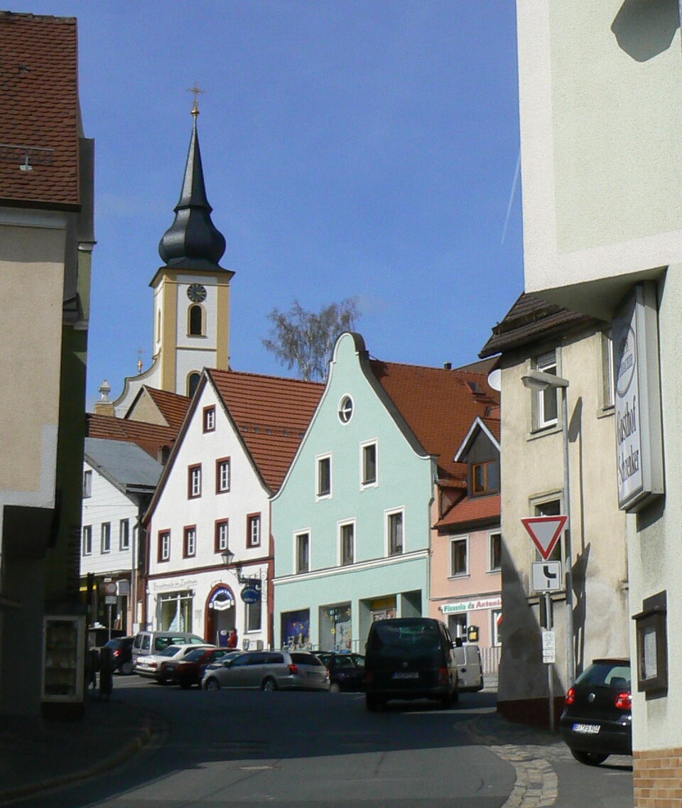 Umzug von Hollfeld nach Zypern per Container: Stadtmitte Hollfeld – Foto: --Immanuel Giel 10:10, 4 June 2007 (UTC), Public domain, via Wikimedia Commons Umzug von Hollfeld nach Zypern per Container: Stadtmitte Hollfeld