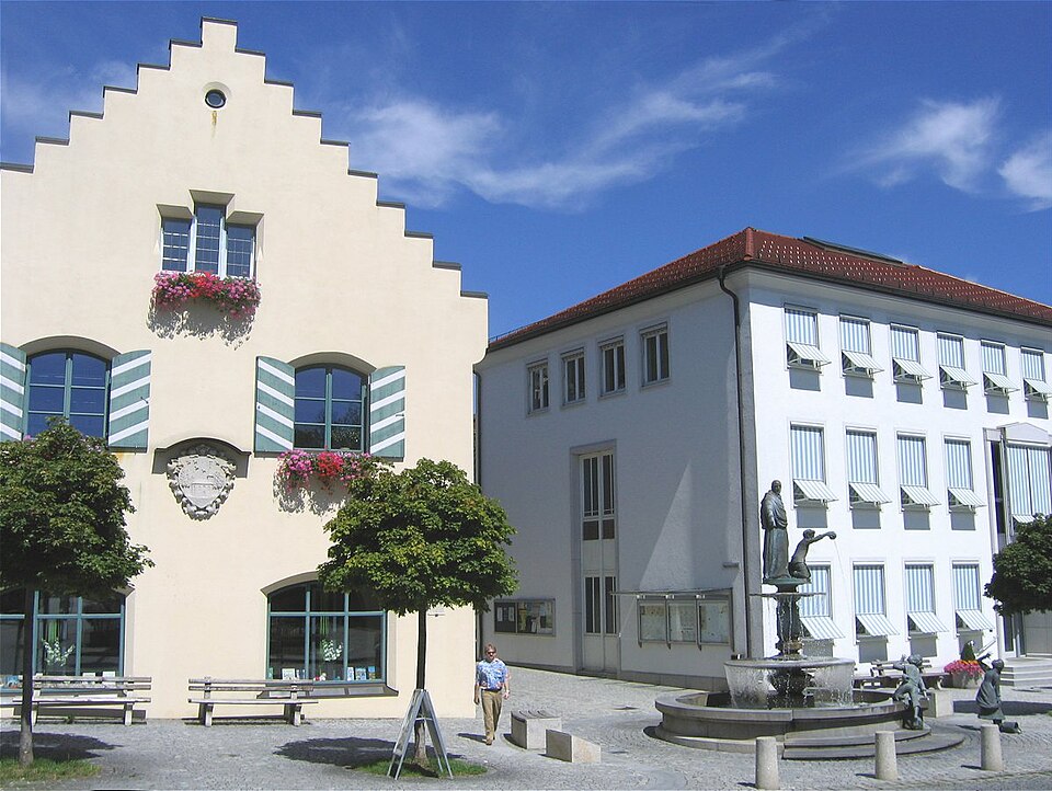 Umzug von Holzkirchen nach Zypern per Container: Holzkirchen-Marktplatz – Foto: Rufus46, CC BY-SA 3.0, via Wikimedia Commons Umzug von Holzkirchen nach Zypern per Container: Holzkirchen-Marktplatz