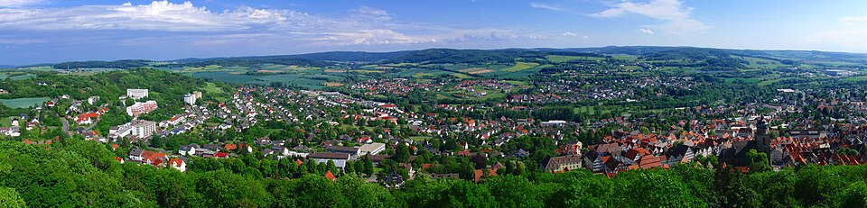 Umzug von Homberg nach Zypern per Container: Panorama homberg fullsize – Foto: Oliver Deisenroth, CC BY-SA 3.0, via Wikimedia Commons Umzug von Homberg nach Zypern per Container: Panorama homberg fullsize