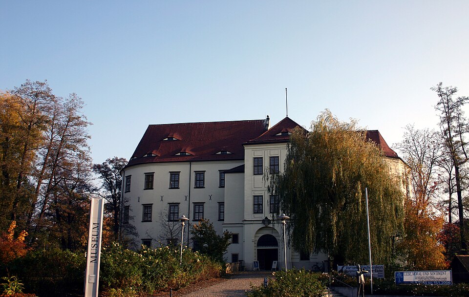 Umzug von Hoyerswerda nach Zypern per Container: Hy schloss in Hoyerswerda – Foto: Wikimedia-Autor, CC BY-SA 3.0, via Wikimedia Commons Umzug von Hoyerswerda nach Zypern per Container: Hy schloss in Hoyerswerda