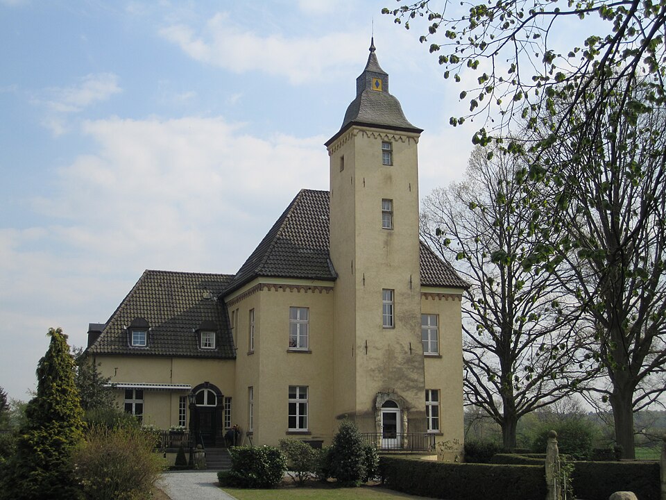 Umzug von Hünxe nach Zypern per Container: Haus Schwarzenstein, Drevenack, Hünxe – Foto: Maschinenjunge, CC BY-SA 3.0, via Wikimedia Commons Umzug von Hünxe nach Zypern per Container: Haus Schwarzenstein, Drevenack, Hünxe