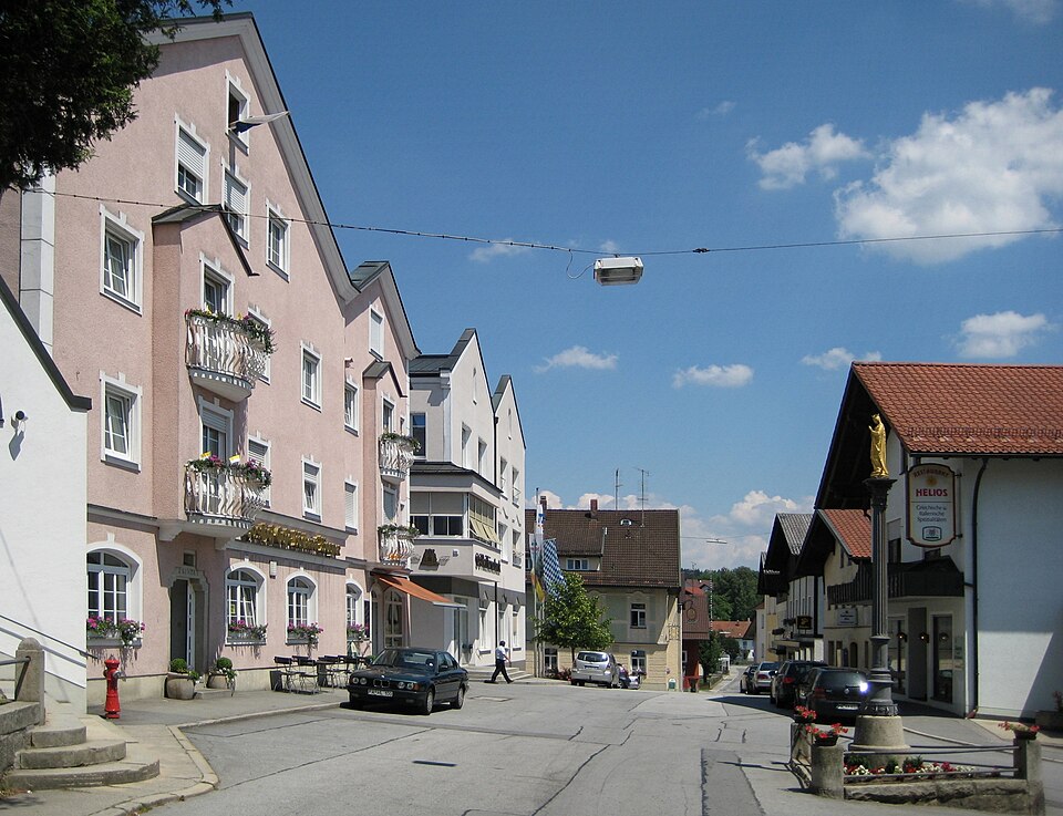 Umzug von Hutthurm nach Zypern per Container: Hutthurm Marktplatz – Foto: Aconcagua, CC BY-SA 3.0, via Wikimedia Commons Umzug von Hutthurm nach Zypern per Container: Hutthurm Marktplatz
