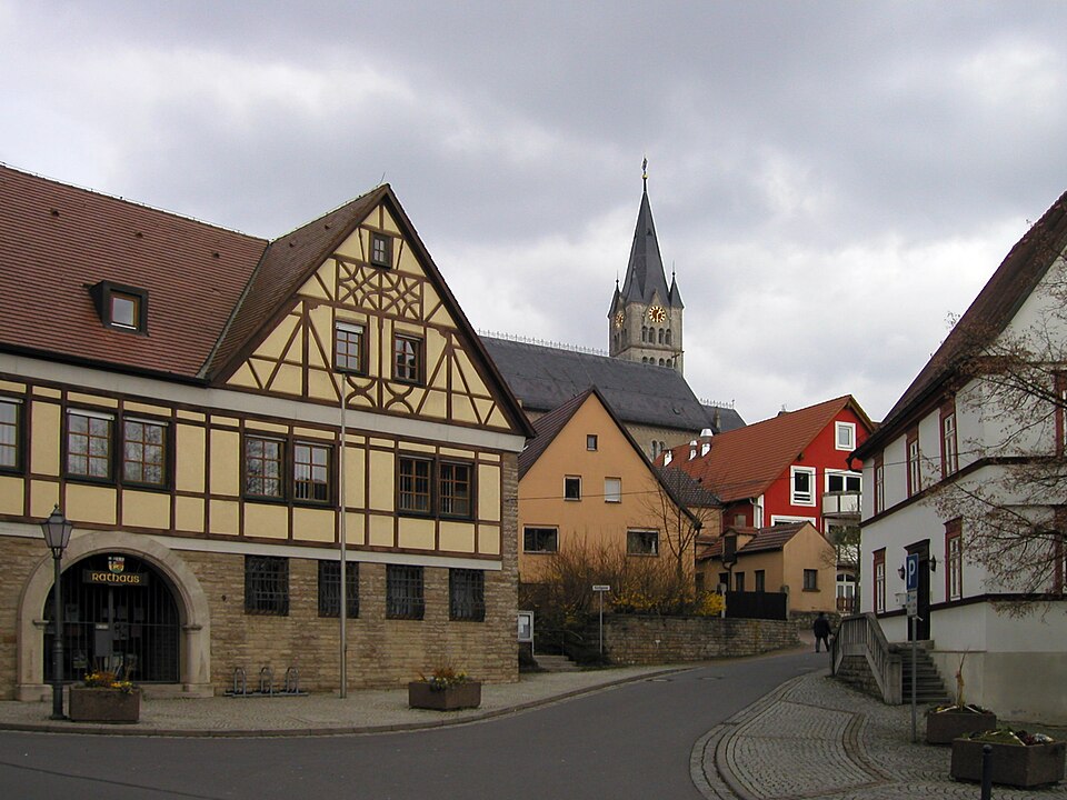 Umzug von Igersheim nach Zypern per Container: Igersheim Rathaus und katholische Kirche St. Michael