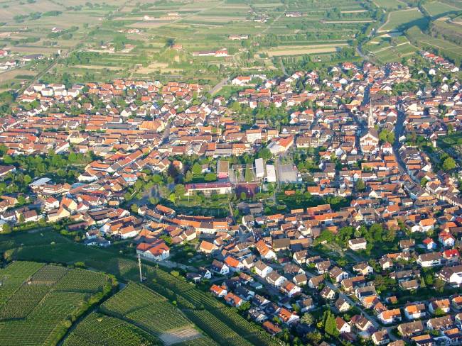 Umzug von Ihringen nach Zypern per Container: Stadtansicht Ihringen – Foto: Norbert Blau (= user Luftfahrer) – Weitere Luftbilder von Ihringen, CC BY-SA 3.0, via Wikimedia Commons Umzug von Ihringen nach Zypern per Container: Stadtansicht Ihringen