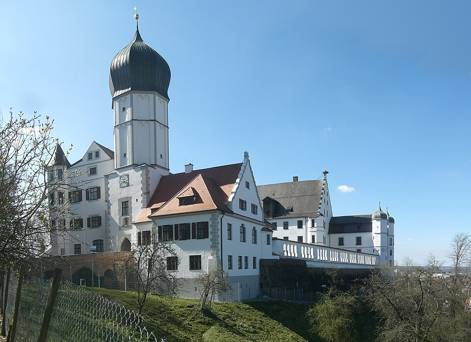 Umzug von Illertissen nach Zypern per Container: Voehlinschloss Illertissen – Foto: Eypo, Public domain, via Wikimedia Commons Umzug von Illertissen nach Zypern per Container: Voehlinschloss Illertissen