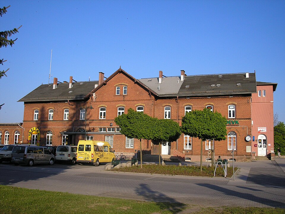 Umzug von Ilmenau nach Zypern per Container: Bahnhof – Foto: Michael Sander, CC BY-SA 3.0, via Wikimedia Commons Umzug von Ilmenau nach Zypern per Container: Bahnhof