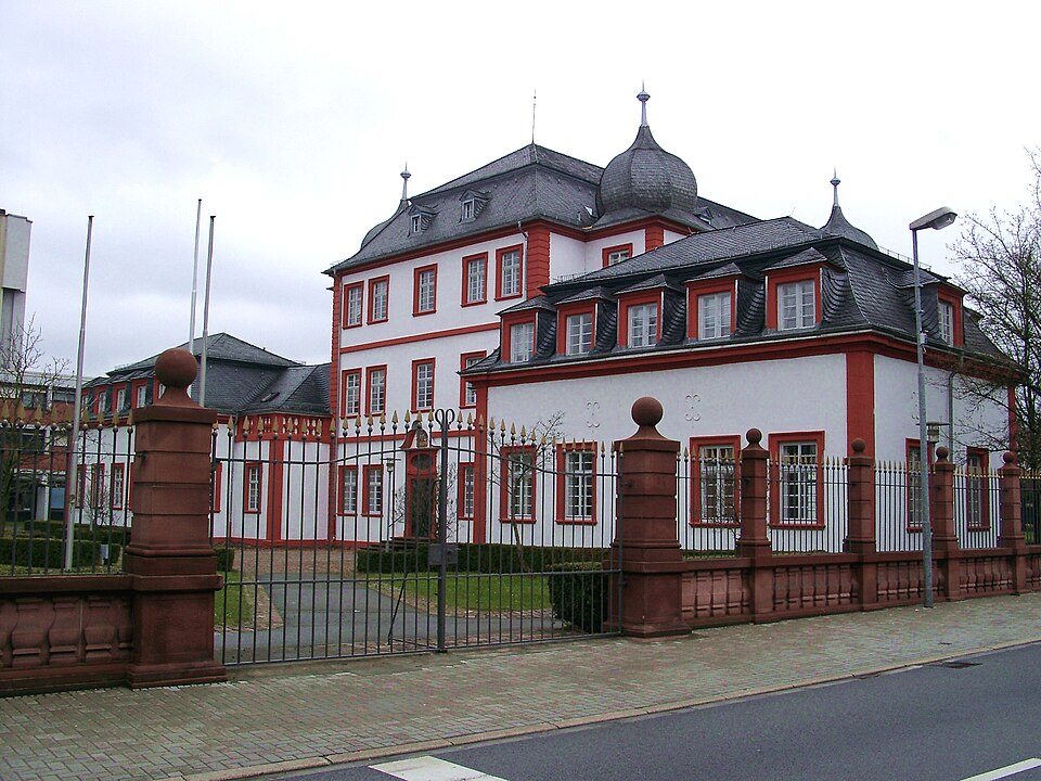 Umzug von Ilvesheim nach Zypern per Container: Ilvesheim Schloss – Foto: Rudolf Stricker, Public domain, via Wikimedia Commons Umzug von Ilvesheim nach Zypern per Container: Ilvesheim Schloss