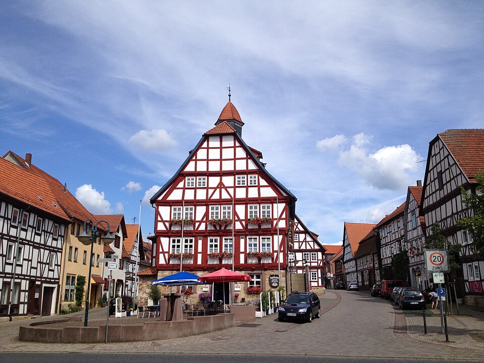 Umzug von Immenhausen nach Zypern per Container: Fachwerkrathaus Immenhausen – Foto: Feuermond16, CC BY-SA 4.0, via Wikimedia Commons Umzug von Immenhausen nach Zypern per Container: Fachwerkrathaus Immenhausen