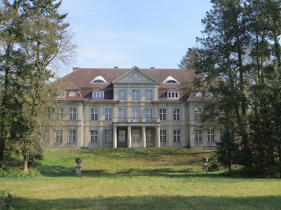 Umzug von Inden nach Zypern per Container: Palais Parkstrasse Neustrelitz in Inden – Foto: Concord, CC BY-SA 3.0, via Wikimedia Commons Umzug von Inden nach Zypern per Container: Palais Parkstrasse Neustrelitz in Inden